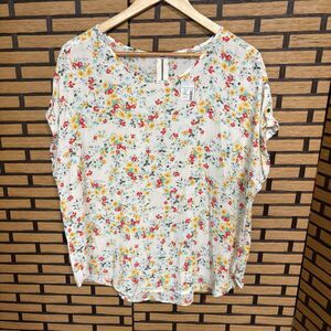 Maurices‎ White Floral Blouse Size Large